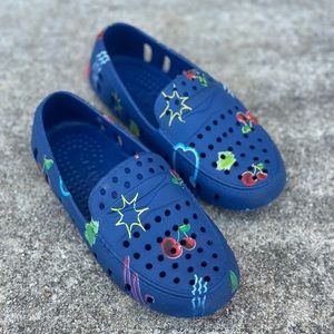 Floafers prodigy crayola silly scents cherry in navy size 11